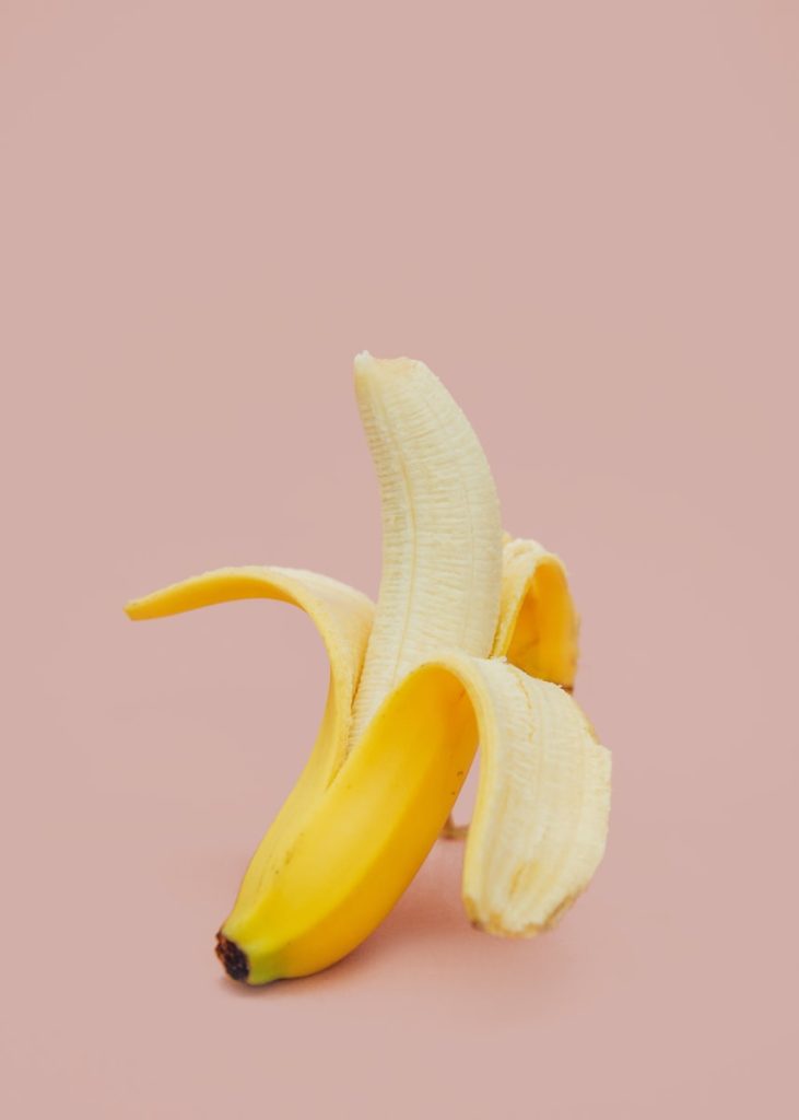 halb geschälte Bananenfrucht