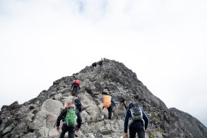 Bergsteiger wandern tagsüber durch den Berggipfel