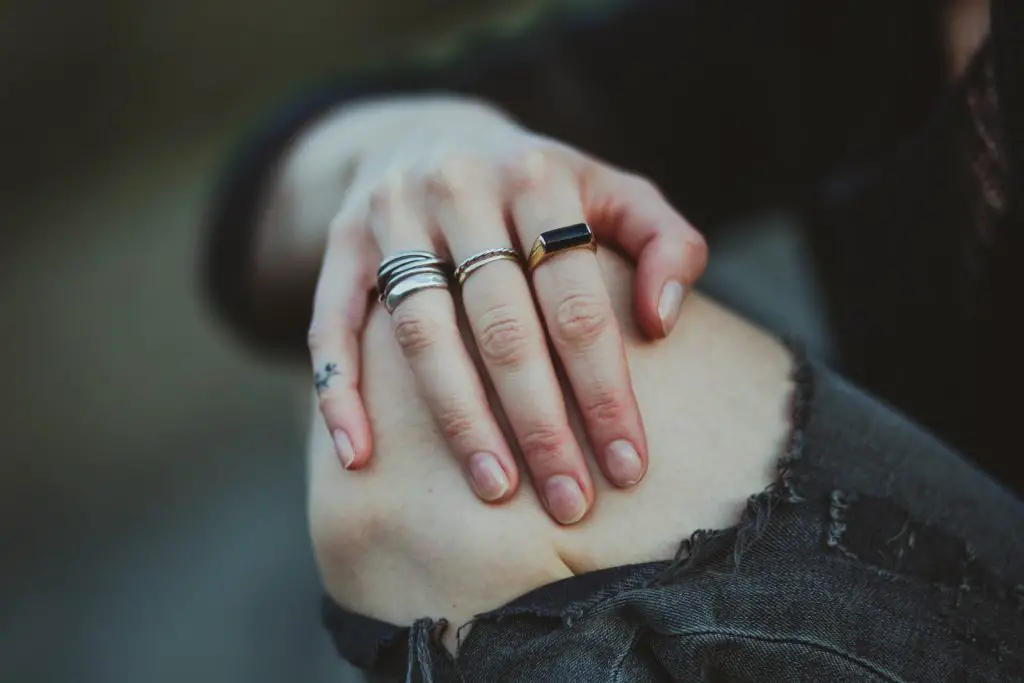 Foto einer Person, die einen silberfarbenen Ring zeigt