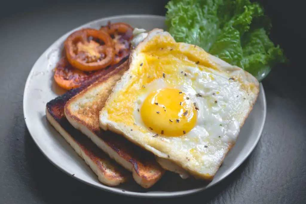 toasted bread with fried egg and tomato