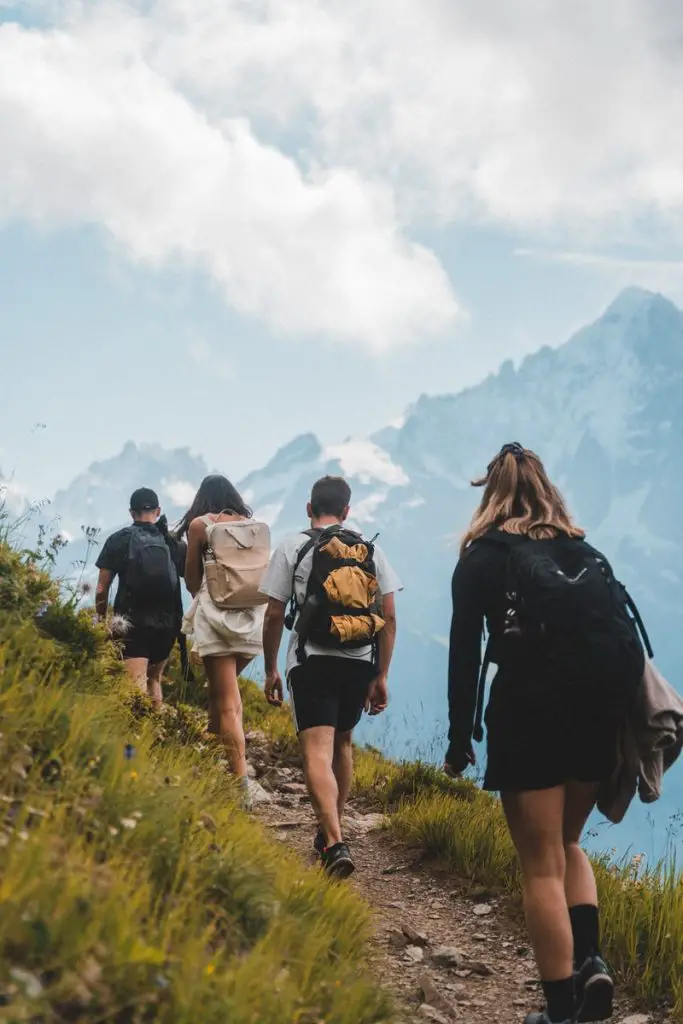 How far can the average person hike in a day?