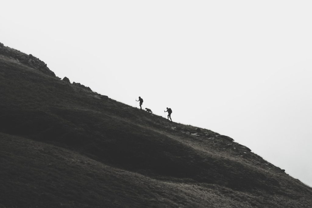 Silhouette einer Person, die auf dem Berg geht