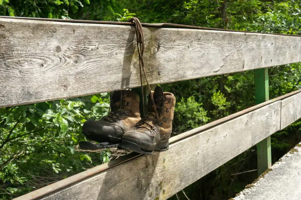 how to tell if hiking boots are worn out